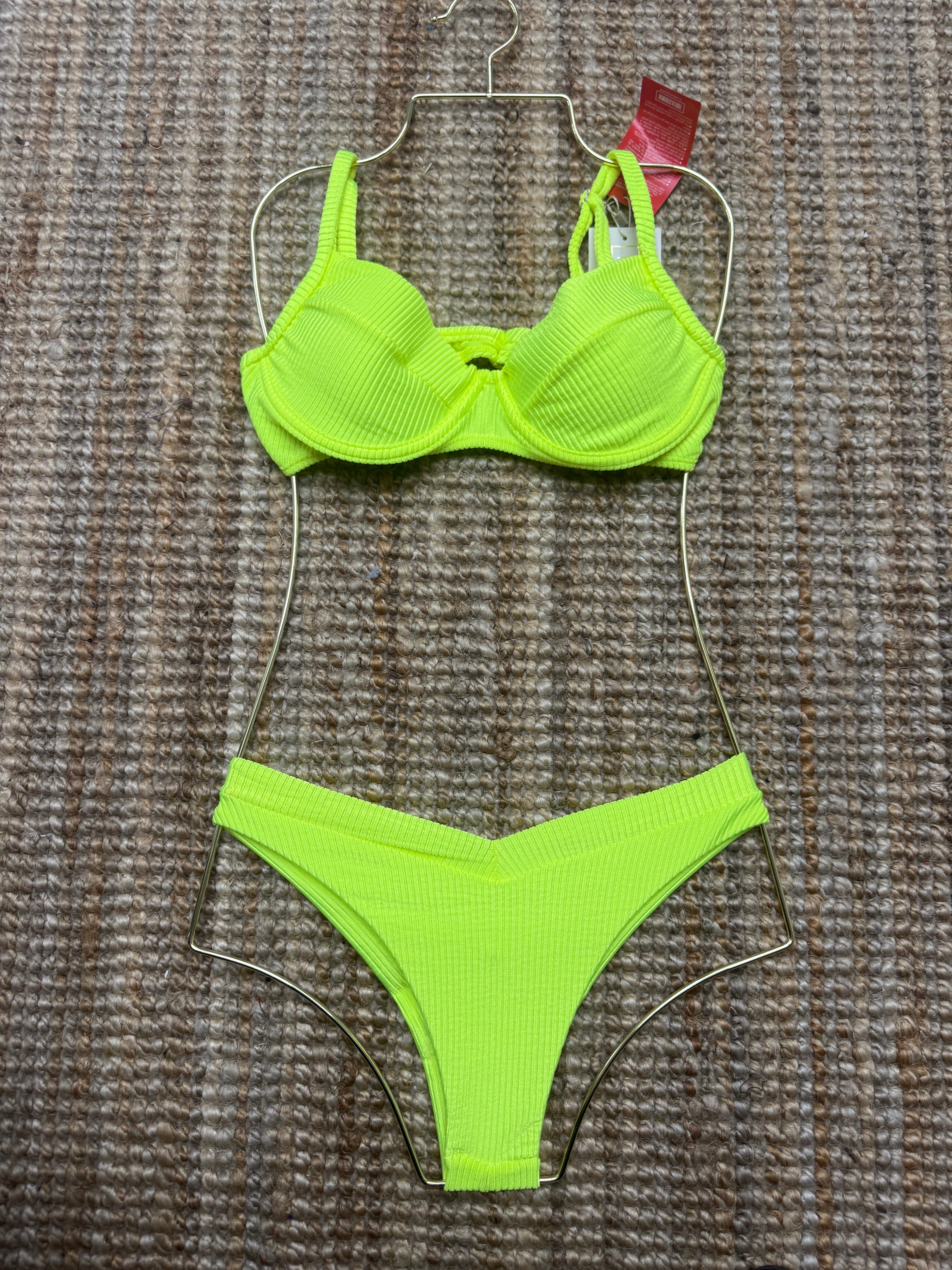 Neón Swim top tiene copa y varilla