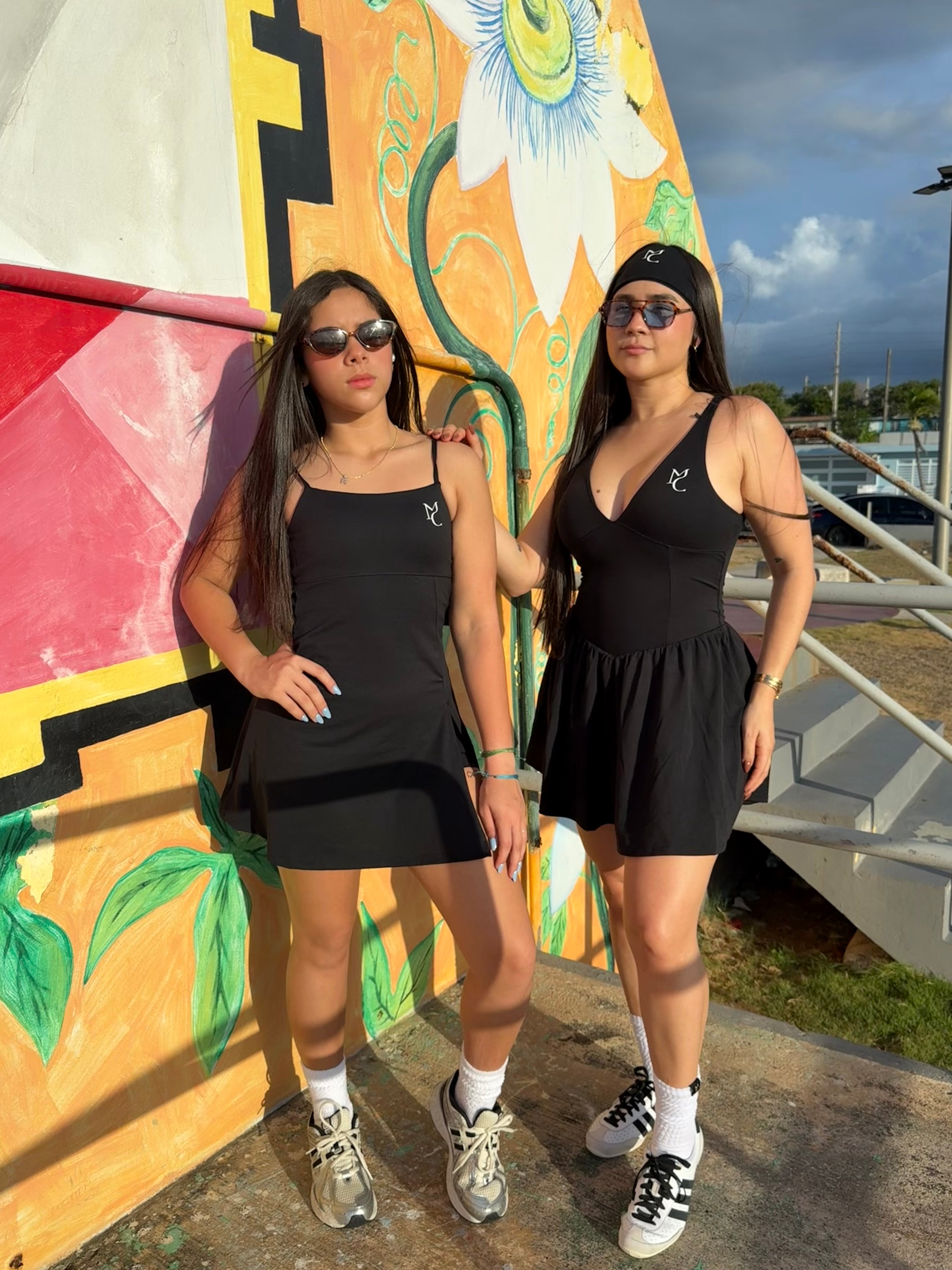 Elevate dress (Traje de la izquierda)